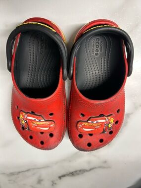CROCS Kids Lightning McQueen Clogs Red - C10